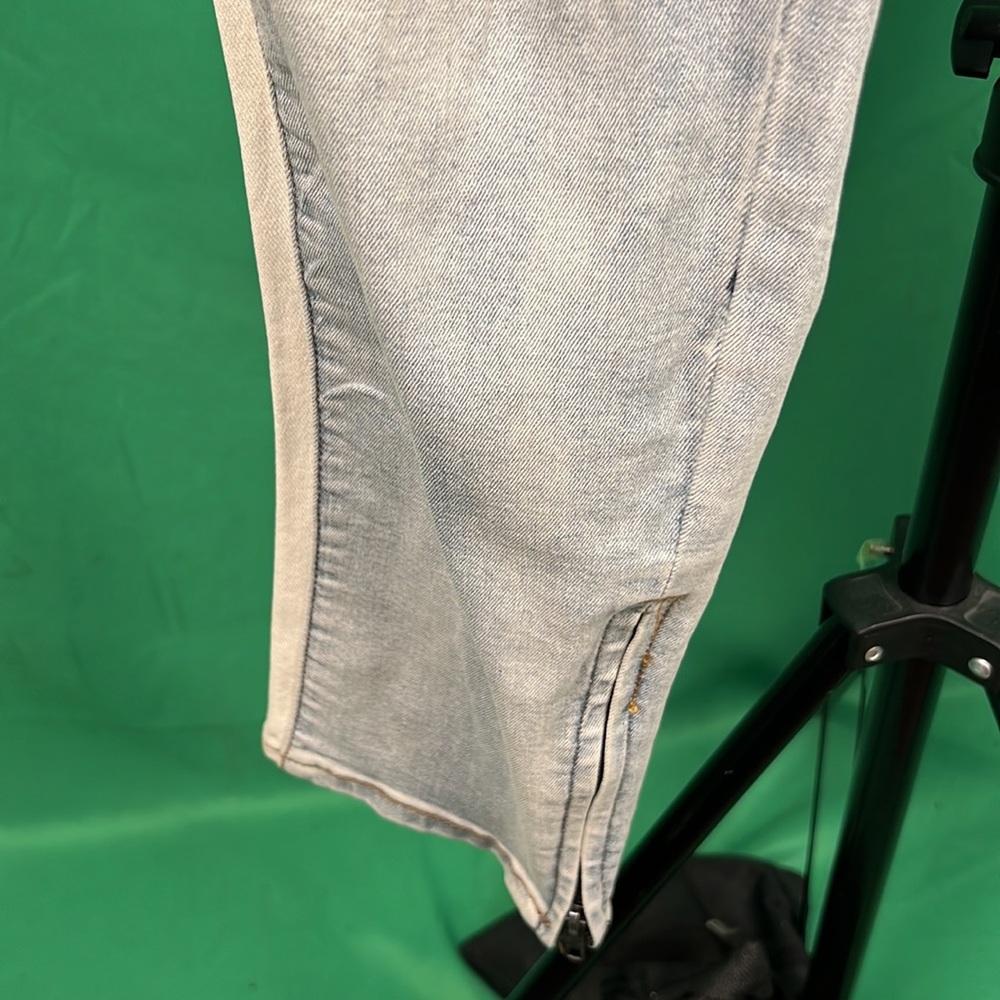 Men Light Washed Ripped Jeans - Picture 3 of 6